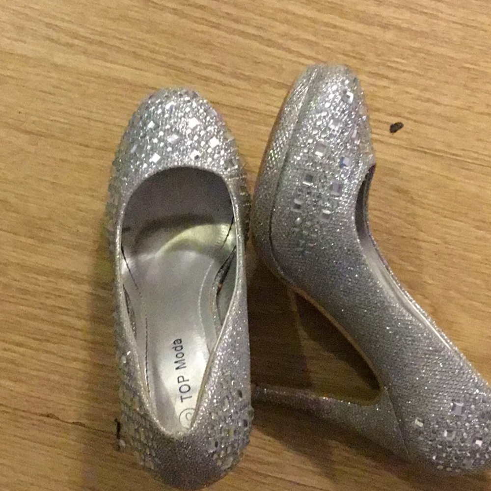 SIZE 5 DIAMOND HEELS